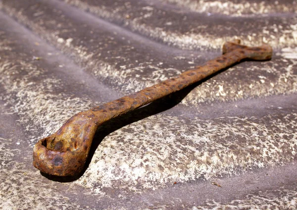 Rusted Old Spanner On Sloping Textured Surface — Stock Photo, Image