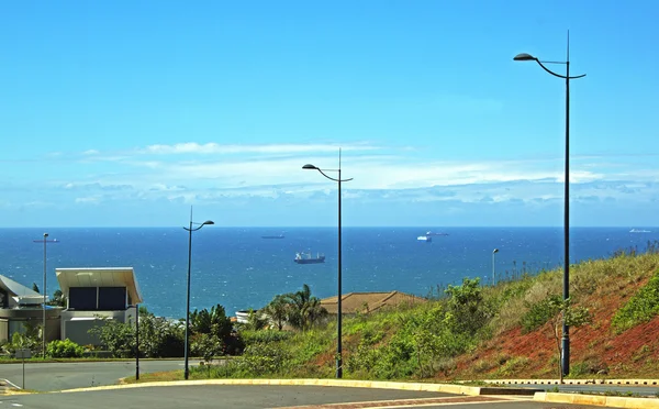 Gemi kıyı şeridi umhlanga durban Güney Afrika açıklarında denizde görünümü — Stok fotoğraf