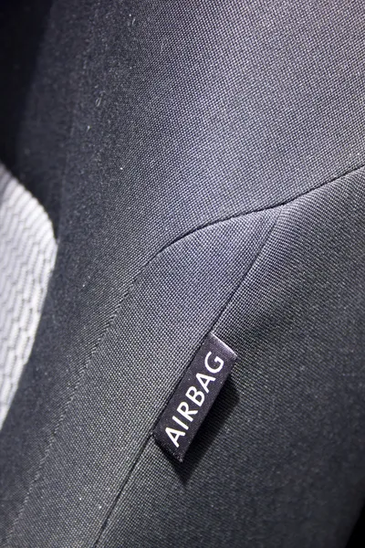 Close-up van airbag tag genaaid in auto stoel — Stockfoto