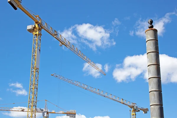 Three Tower Crane Booms Against Blue Skyline — Stock Photo, Image