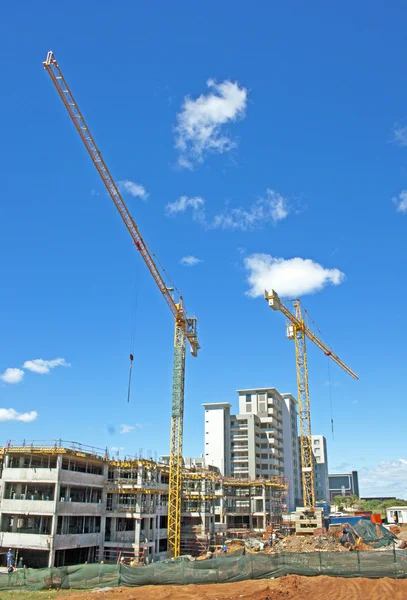 Guindastes torre operando no canteiro de obras em Umhlanga Durban S — Fotografia de Stock