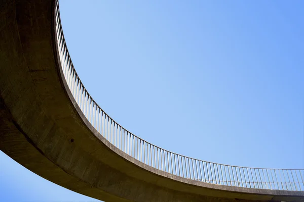 Geïsoleerde abstracte close-up voor overhead footbridge — Stockfoto