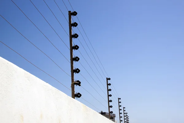 Valla de seguridad eléctrica en la parte superior de la pared de límite — Foto de Stock