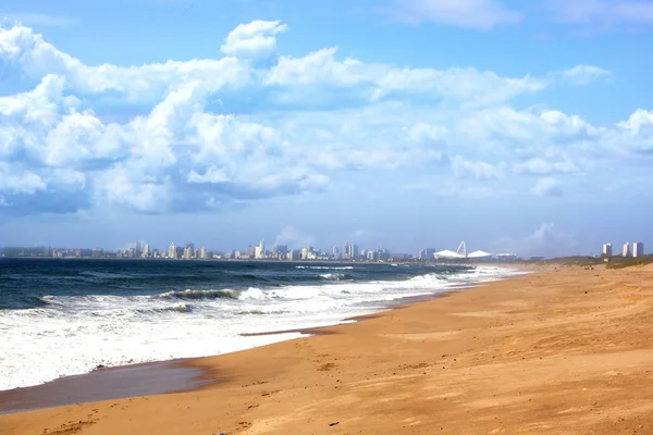 Uitzicht op de Skyline van de stad van Durban en strand voorgrond — Stockfoto