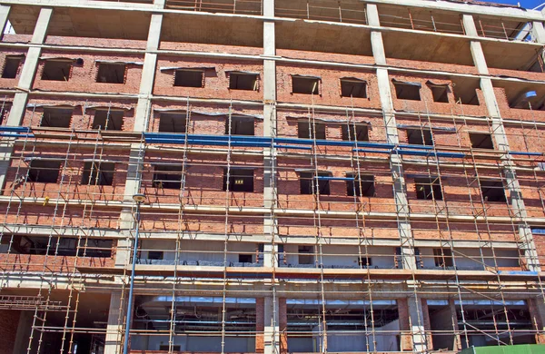 Scaffolding Erected Around Brick And Concrete Building Under Con — Stock Photo, Image