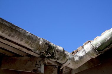 asbest guttering küflü köşesini yukarı doğru görünümünü ihmal