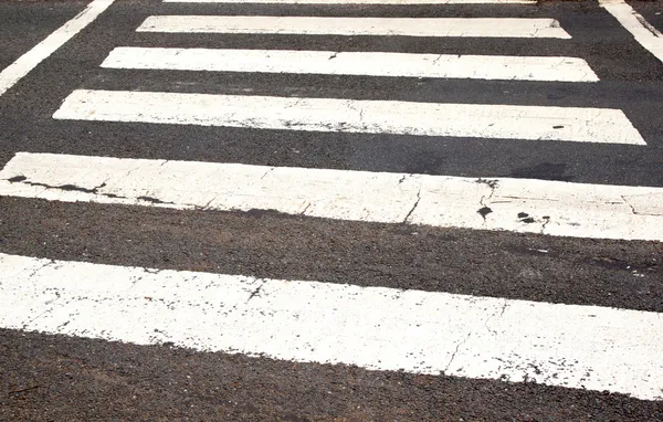 Lignes peintes en blanc sur la chaussée dénotant passage pour piétons — Photo