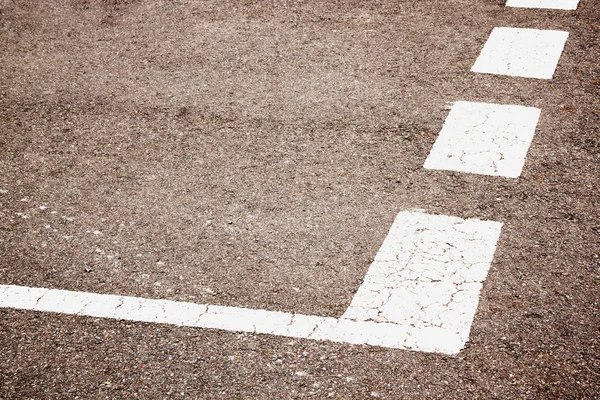 Lignes peintes en blanc cassé sur la route représentant instructio de rendement — Photo