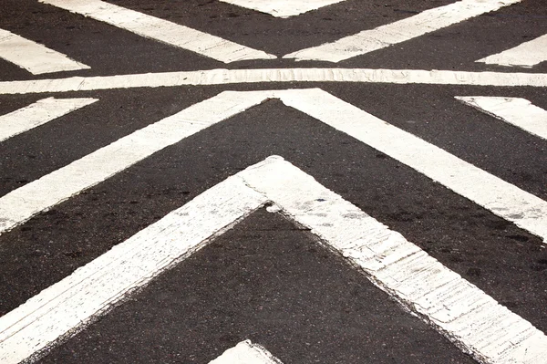 Branco pintado pedestre cruzamento na estrada de asfalto — Fotografia de Stock