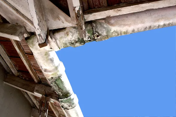 Upward View Of Mouldy Neglected Asbestos Guttering — Stock Photo, Image