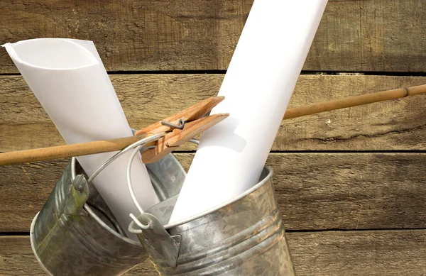 Twee emmers vastgepend op bamboestok met houten latten pagina — Stockfoto