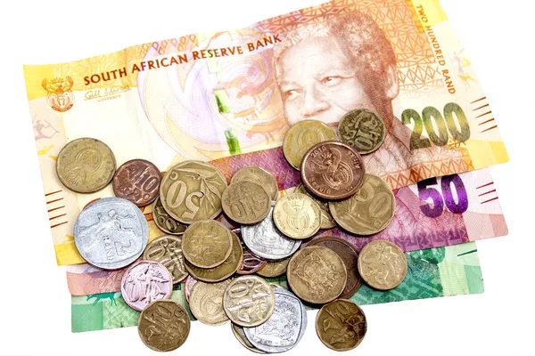 Verspreide munten op drie Zuid-Afrikaanse bankbiljetten — Stockfoto