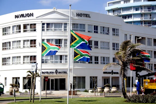 Флаги ЮАР, развевающиеся на полу-мачте — стоковое фото
