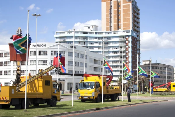 Sydafrikanska flaggor som restes på halv stång — Stockfoto