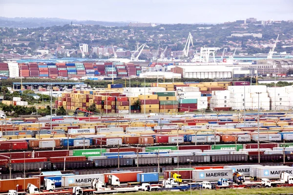 Recipientes em fila e empilhados na entrada do porto de Durban — Fotografia de Stock