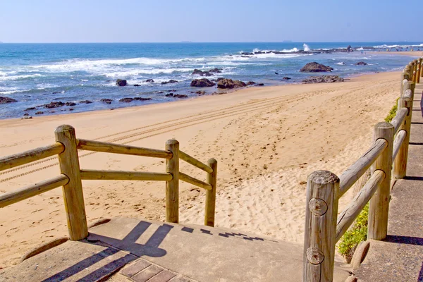 Escada com corrimão de madeira que conduz à praia — Fotografia de Stock