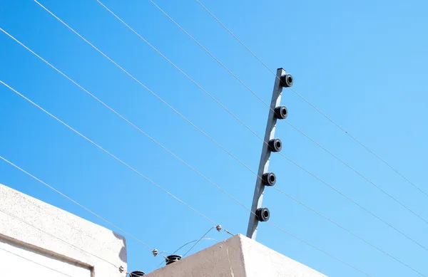 Vista de um instalador de cerca elétrica em uma parede de concreto — Fotografia de Stock