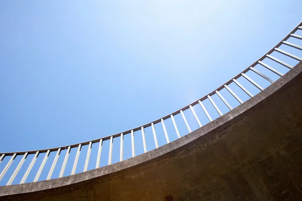 Primer plano Vista abstracta de la pasarela peatonal curvada — Foto de Stock