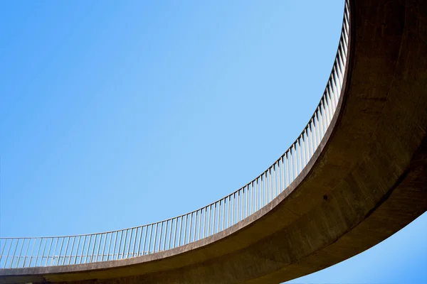 Geïsoleerde abstracte close-up voor overhead footbridge — Stockfoto