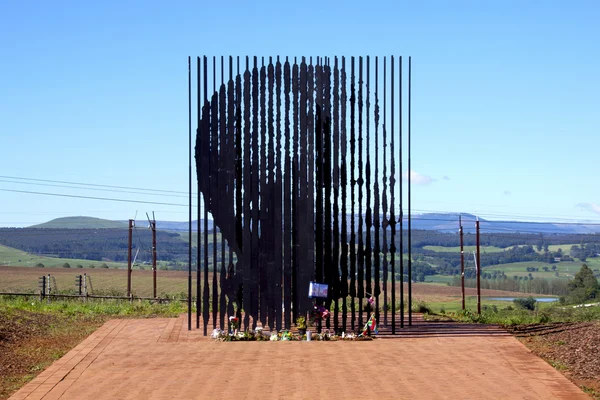 Scultura in metallo di Nelson Mandela nel suo sito di cattura — Foto Stock