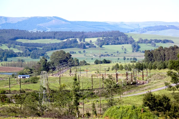 Via férrea sinuosa através do campo rural — Fotografia de Stock