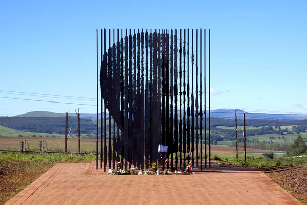Escultura de metal de Nelson Mandela en su sitio de captura Fotos de stock