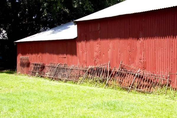Pared trasera de la granja de hierro corrugado rojo y plata cobertizo — Foto de Stock