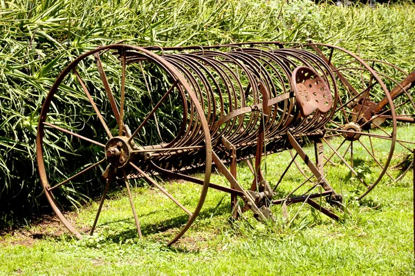 Régi vintage rozsdás plough vár helyreállítása — Stock Fotó