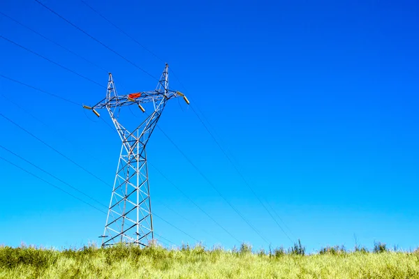 Pylon conectando cabos de energia elétrica de alta tensão — Fotografia de Stock