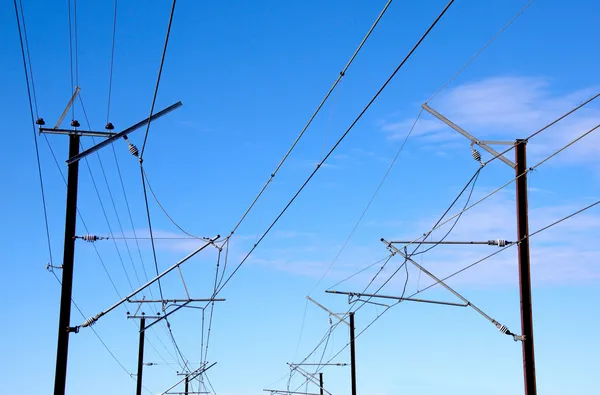 Linhas eléctricas aéreas que fornecem energia aos comboios eléctricos — Fotografia de Stock