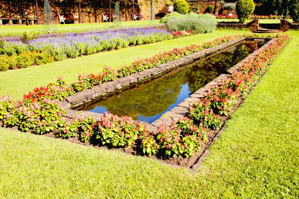 Landscaped Formal Garden With Rectangular Fish Pond — Stock Photo, Image