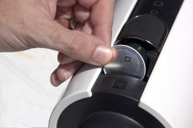 bir pod nespresso kahve makinesine ekleme