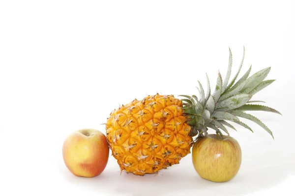 Zobrazení dvou lesklých jablek a pineapply — Stock fotografie