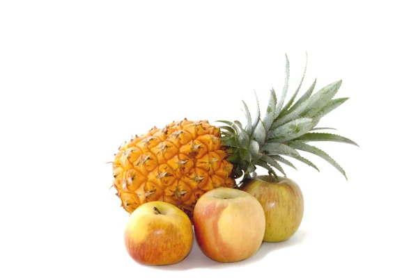 Ananas i jabłka jako składniki sałatki owocowe — Zdjęcie stockowe