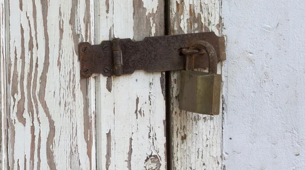 Houten deur peeling beveiligd door hangslot hasp en nieten — Stockfoto