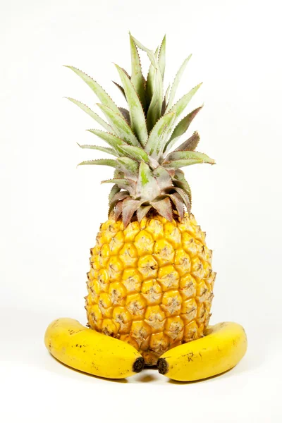 Dwie dojrzałe żółte bannanas i ananas biały — Zdjęcie stockowe