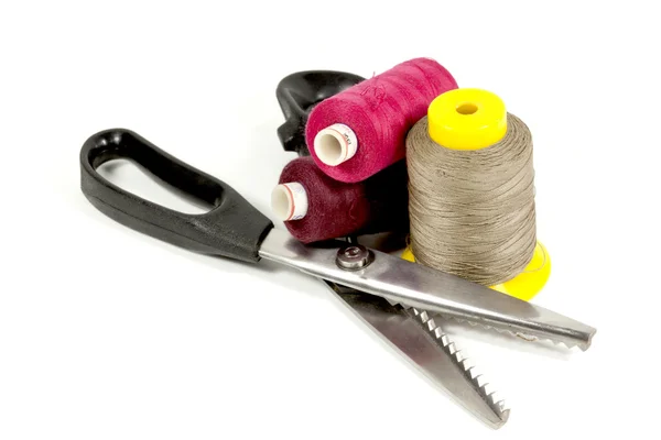 Pinking Shears With Three Reels Of Colored Cotton — Stock Photo, Image
