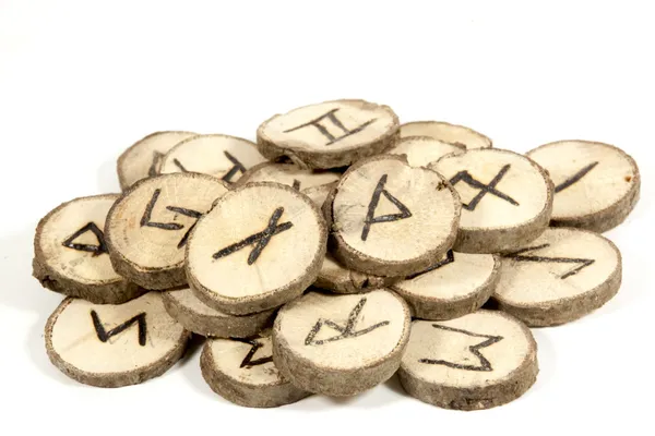 Studio shot collection de vieilles runes en bois — Photo