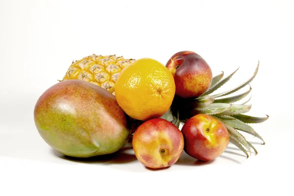 Mango de piña naranja y nectarinas en blanco — Foto de Stock
