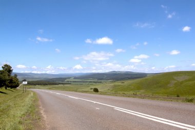 Peyzaj tarım üzerinden dolambaçlı yol asfalt İlçe