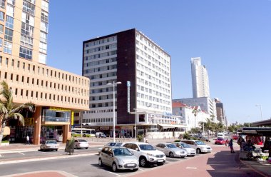 Sahil boyunca konut binaları ve oteller görüntüle