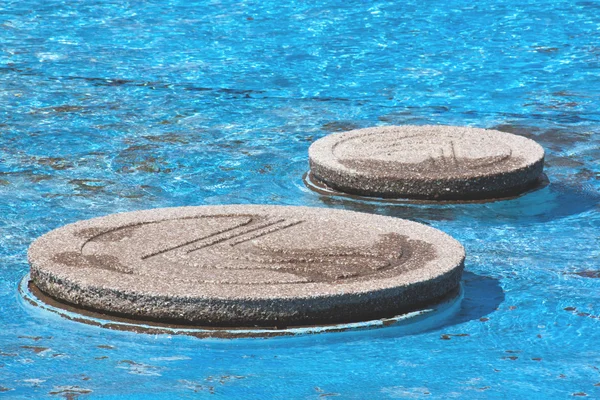 CCoseup de pedras de degraus de concreto na piscina azul — Fotografia de Stock