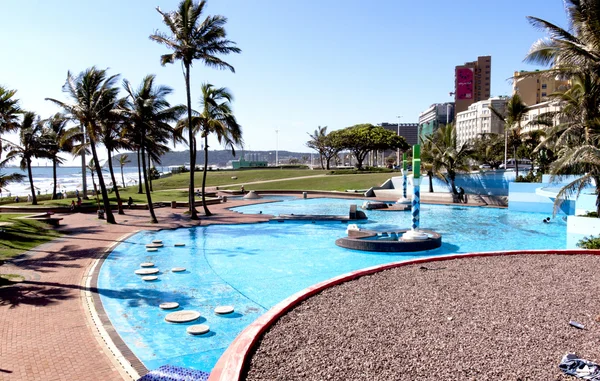 Piscina azul brilhante em frente à praia em Durban — Fotografia de Stock