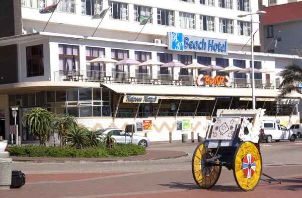 Blick auf den Rikscha-Wagen vor dem Hotel — Stockfoto