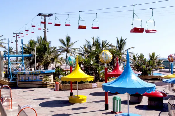 Parque de diversões colorido em frente à praia em Durban — Fotografia de Stock