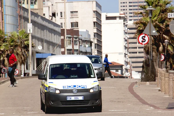 durban Güney Afrika sokakta devriye gezen polis aracı