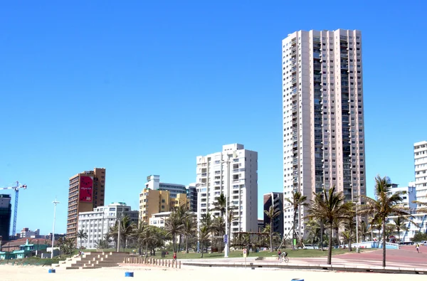 Strandutsikt byggnader längs stranden i durban Sydafrika — Stockfoto