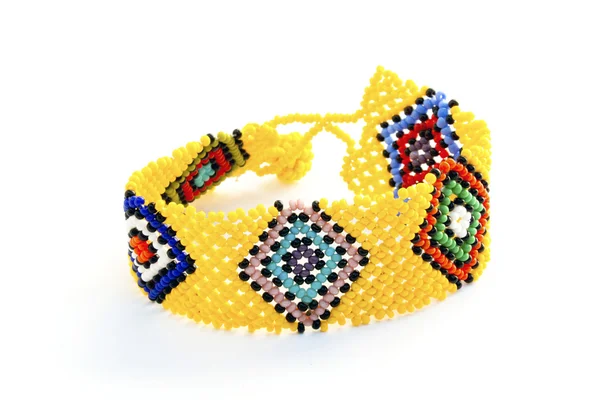 Farverige Vævet Beaded Zulu Armbånd Armbånd på hvid - Stock-foto