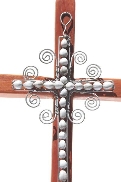 Крупный план проволочного креста, прикрепленного к деревянному кресту — стоковое фото