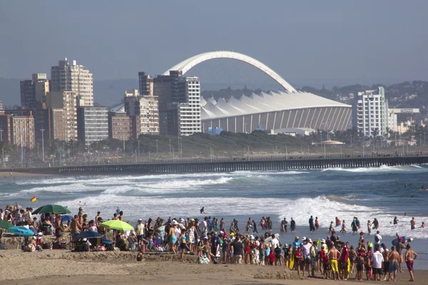 Folk samlades på stranden i durban Sydafrika — Stockfoto